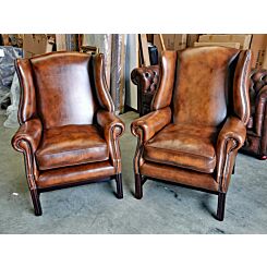 Set van 2 Churchill Chesterfield Oorfauteuils antiek tan ( bruin ) leer, English Decorations