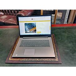 40 x 50 cm leather desk top mat with gilding. Protect your desk top with this smart accessorie.