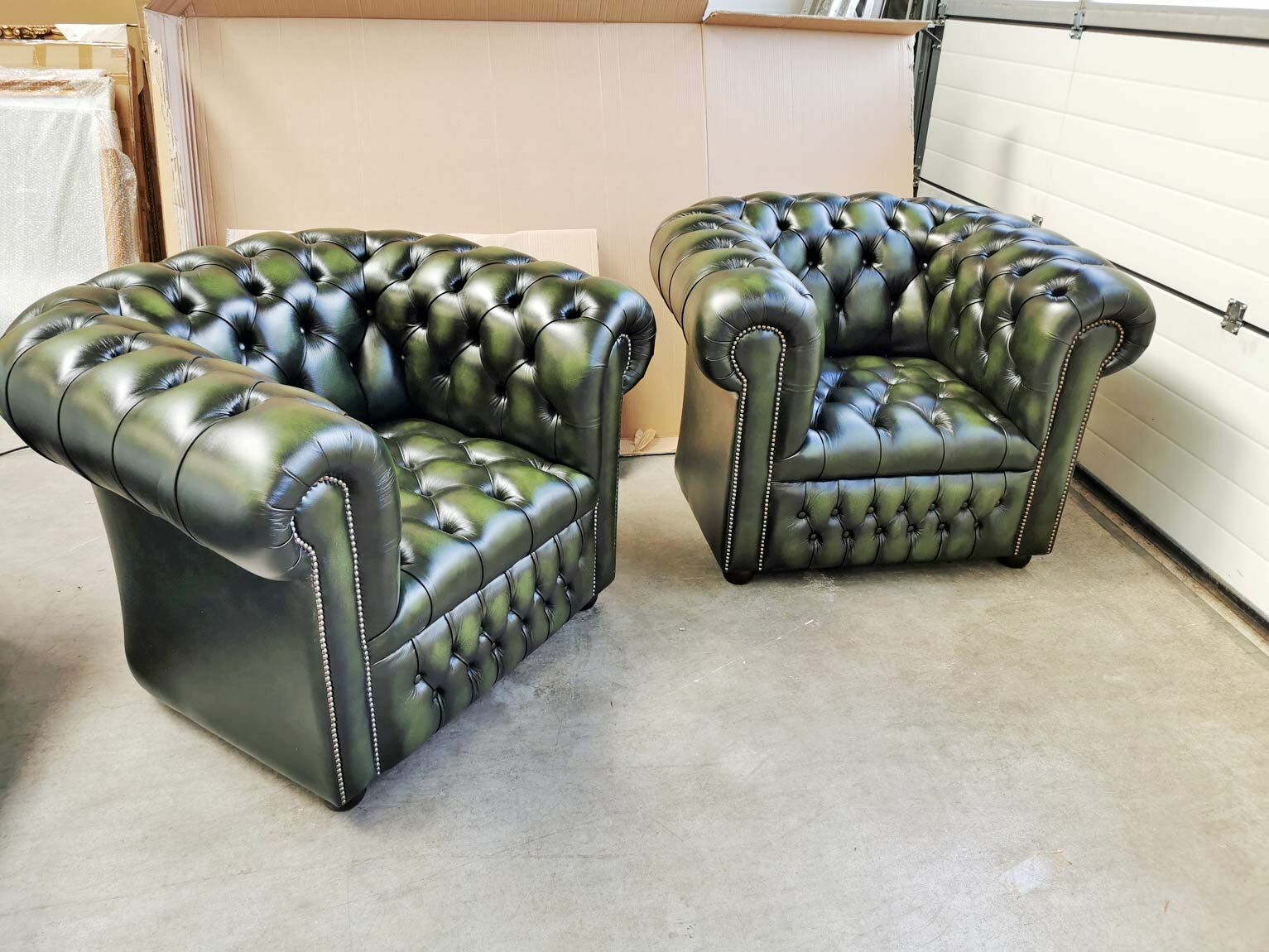 constant Mellow bossen Set van 2 Chesterfield club fauteuils van antiek groen leer, English  Decorations